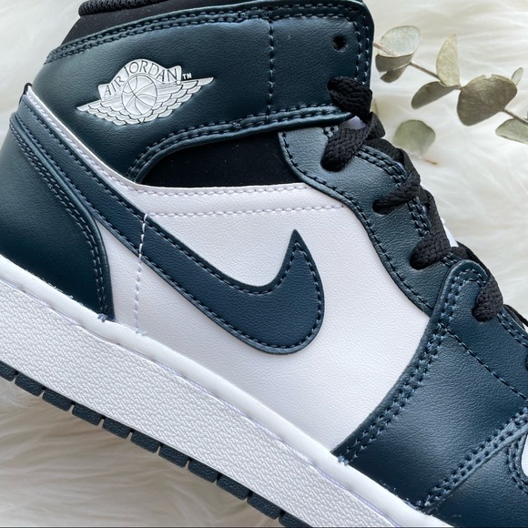 NIKE Air Jordan 1 Mid Armory Navy PRICE FIRM - Picture 9 of 14